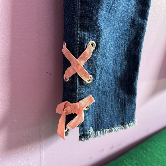 Epic Threads Girls Blue Distressed Jeans Pink Ribbon Accent Size 12 Pre-Owned - Picture 3 of 5
